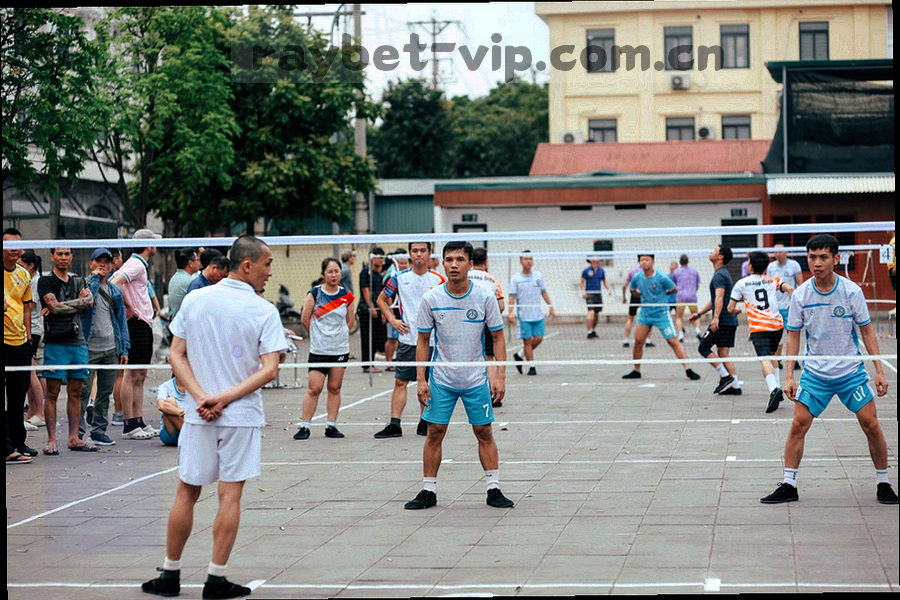 手机与平板两个设备轮廓之间以虚线相连，两侧各有书签图标与收藏容量数字标注